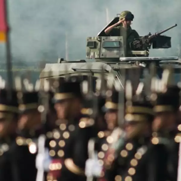 tanques en el desfile por el dia de la revolucion