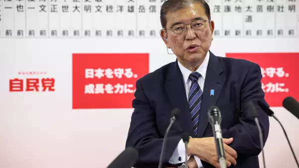 El primer ministro de Japón, Shigeru Ishiba, habla con los medios de comunicación en la sede del Partido Liberal Demócrata (LDP) el 27 de octubre de 2024 en Tokio, Japón.