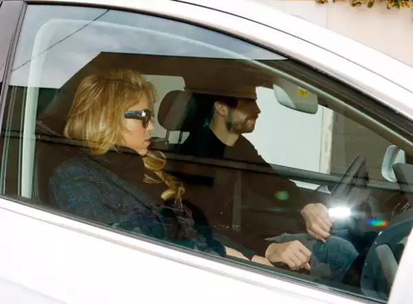 Así salieron Shakira y Piqué del hospital en el que la cantante dio a luz a su segundo hijo.