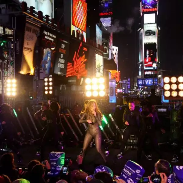 Para no perder la costumbre, Nueva York fue una de las ciudades con más ambiente para recibir el año. Jennifer Lopez fue una de las que cantó en Times Square.