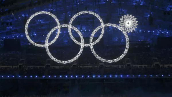 Los aros olímpicos se iluminaron en medio del estadio, aunque uno de ellos no abrió por completo.