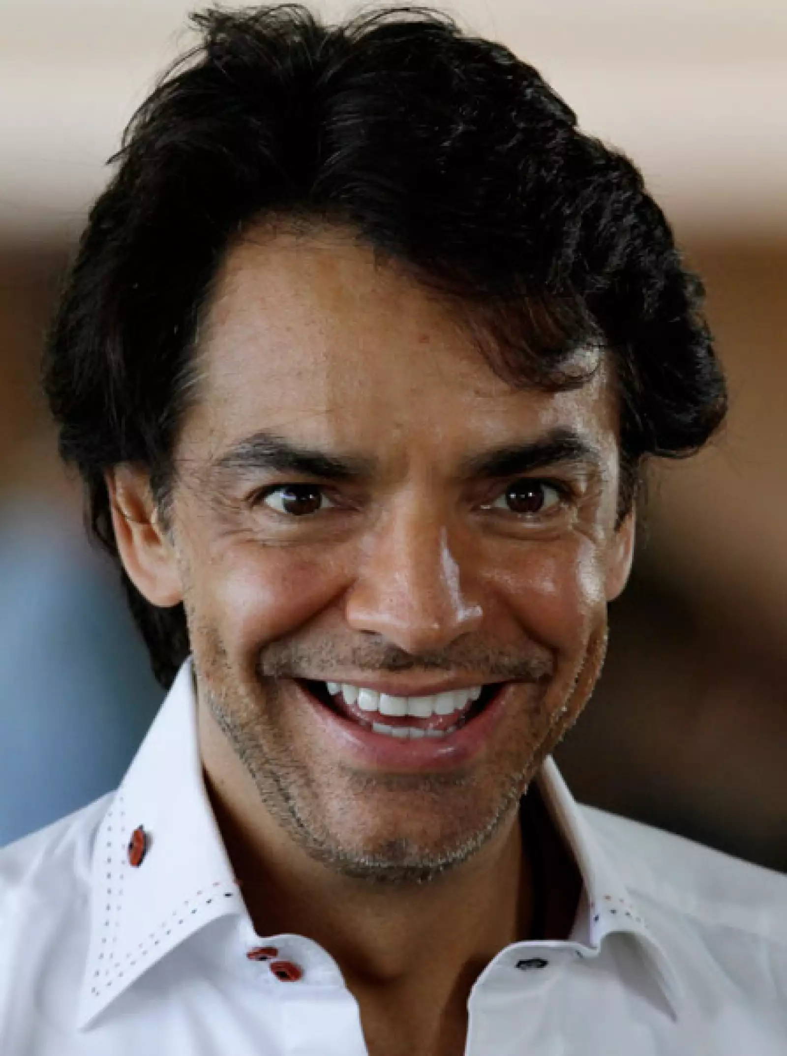 Eugenio Derbez, quien ya se codea con las celebridades hollywoodenses, interpreta a un jardinero que trabaja en la casa de Sandler.