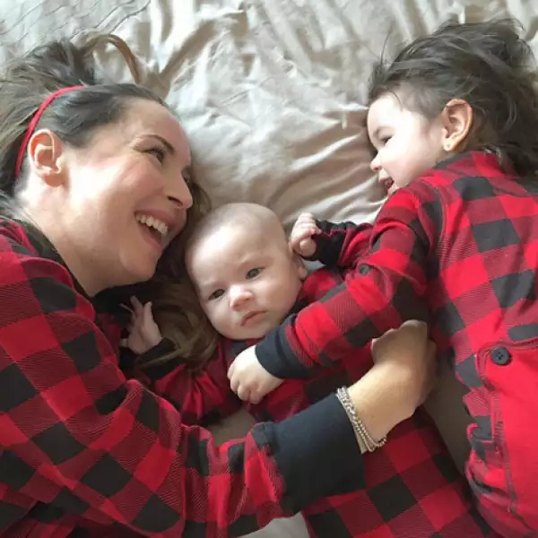 Andrea disfrutando de su papel de mamá.