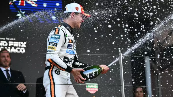 El piloto británico de McLaren, Lando Norris, rocía champán mientras celebra en el podio después de ganar el Gran Premio de Fórmula Uno de Mónaco en el Circuito de Mónaco, el 25 de mayo de 2025. 