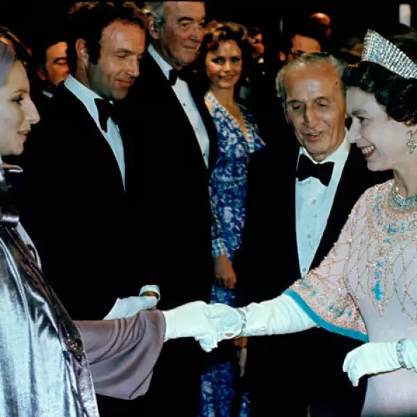 La Reina renovó hoy su promesa de servicio a los británicos en el día del 60 aniversario de su ascenso al trono.