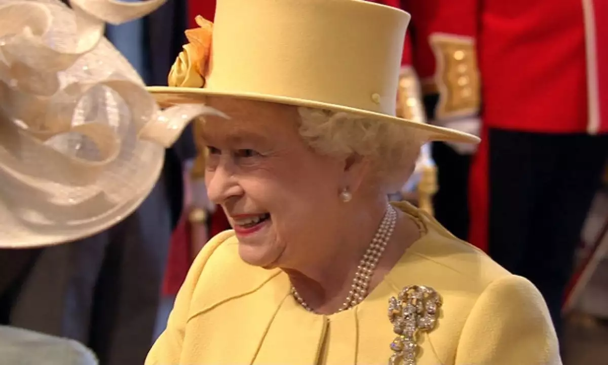 La Reina Isabel II lució un vestido amarillo.