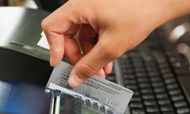 Analistas sugieren que los bancos ven pocos beneficios para ellos si cambian los plásticos. (Foto: Getty Images)