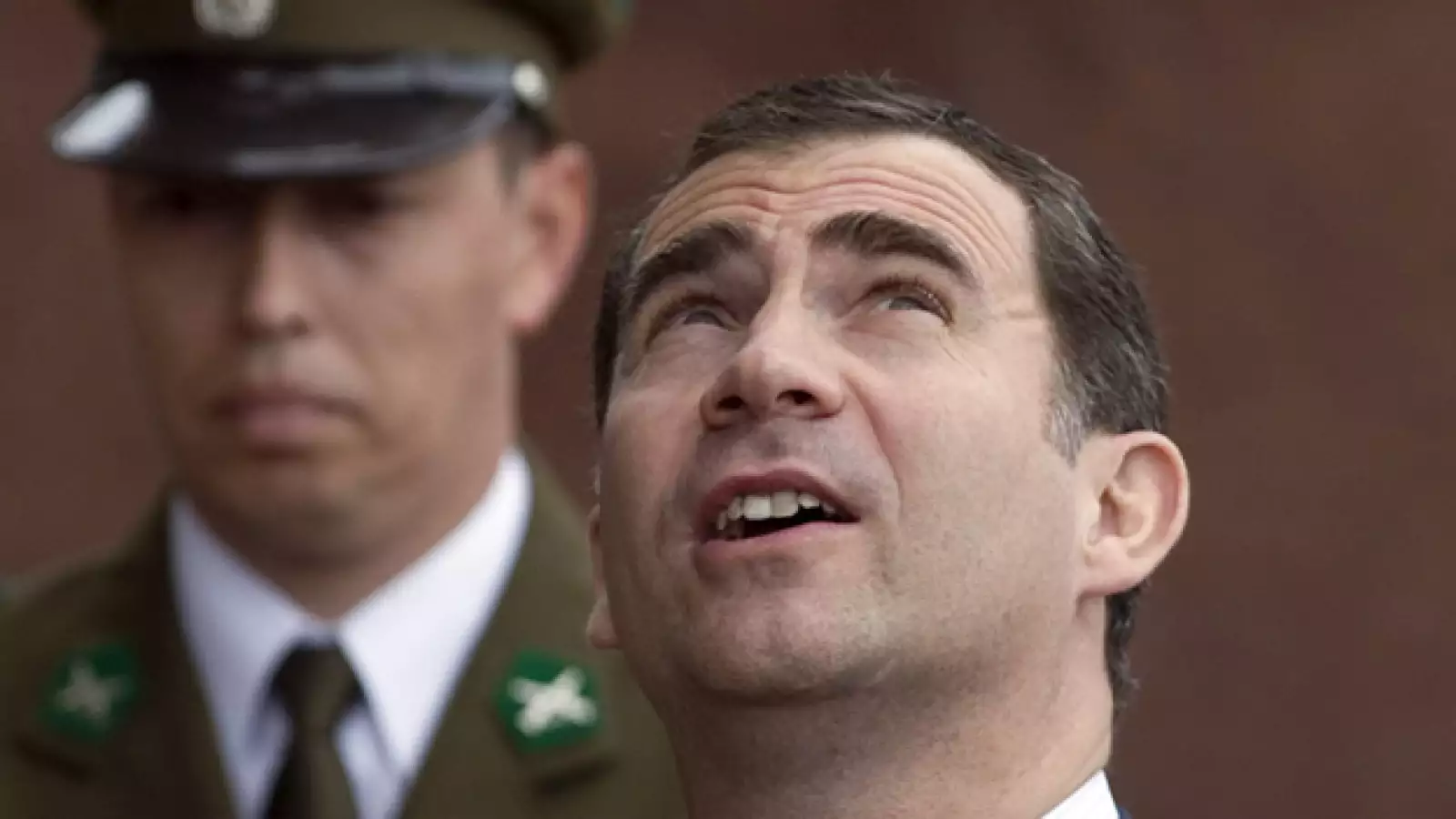 El príncipe Felipe de Borbón se muestra sorprendido por una de las tres réplicas de sismo que ocurrieron durante la ceremonia de investidura