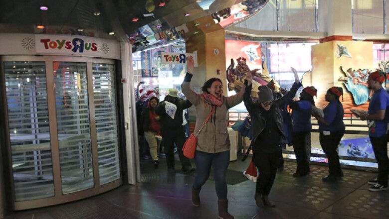 Pequeños y grandes ingresan a la juguetería Toys R Us, también en Manhattan. Drones y artículos de Star Wars, entre lo más solicitado.