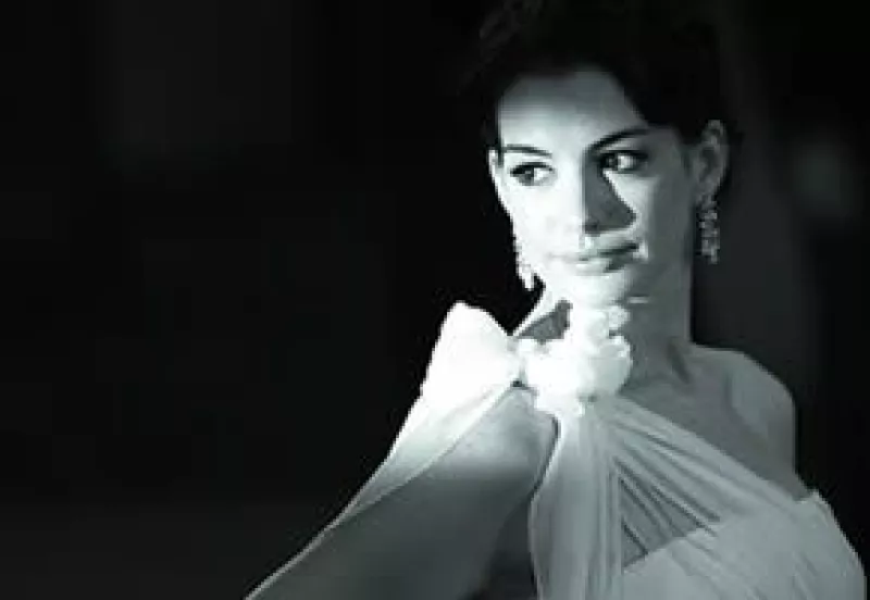 La actriz de 25 años superó el escándalo por el arresto de su ahora ex novio y luce un nuevo look que le da un aire de seguridad y madurez.