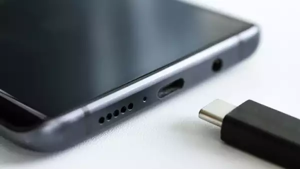 Entrada de puerto USB. Apple está haciendo pruebas de este tipo de conector en iPhone.