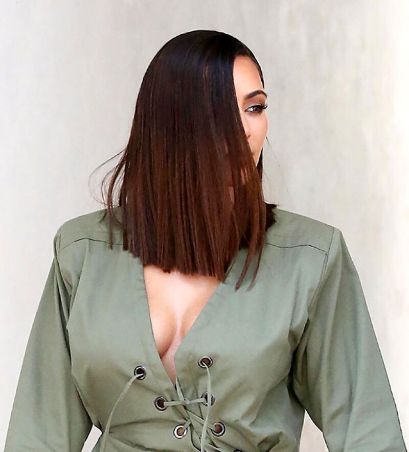 Aunque hace unos días sorprendió con un long bob asimétrico, la esposa de Kanye West asegura que su nuevo look es totalmente falso. ¡No lo podemos creer!