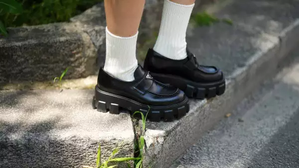 mocasines con calcetas blancas