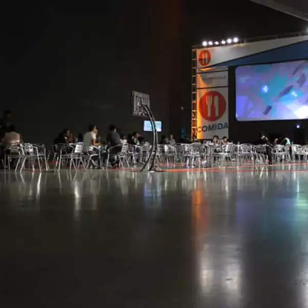 Los asistentes pueden tomar un receso e ir por algún alimento al pabellón de comida.