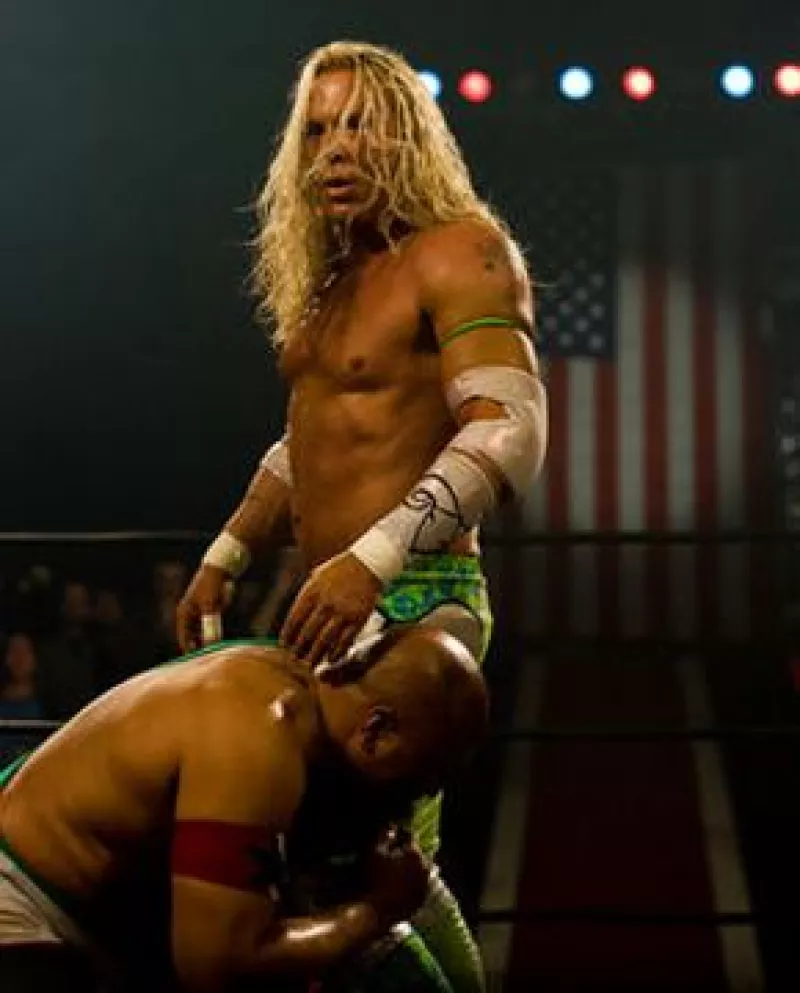 Veinte años después de estar en la cima de su carrera, "The Ram" Robinson apenas sobrevive actuando en centros comunitarios.