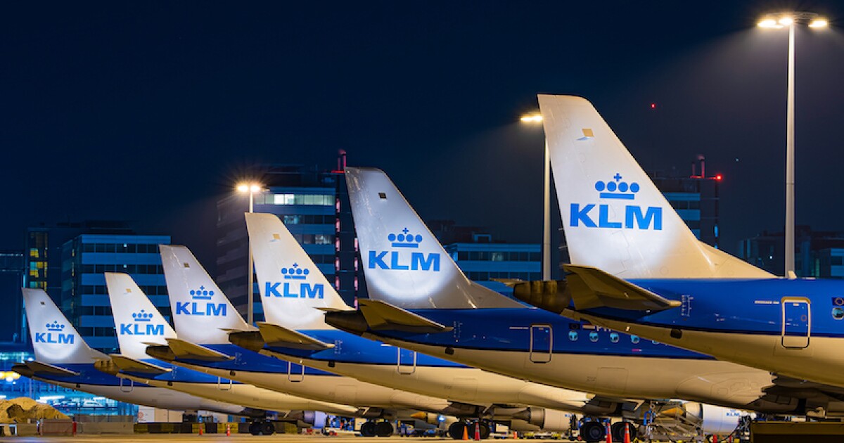 KLM eliminará 1,000 empleos por restricciones debido a la nueva cepa de COVID-19