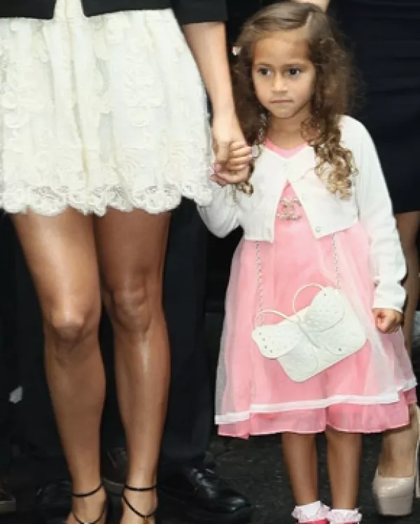 Ayer Emme, de cuatro años, sobresalió al acompañar a su mamá y a Casper Smart a la pasarela de Chanel, donde a pesar de estar en primera fila, parecía poco interesada.