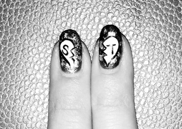 Selena Gomez dedicó su manicure a Taylor Swift este fin de semana.