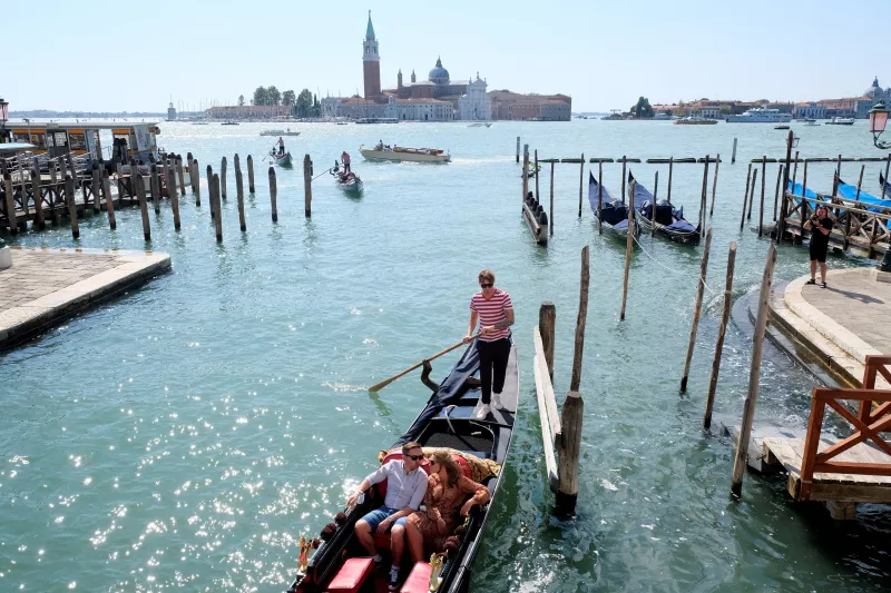 La gente viaja en una góndola mientras el municipio se prepara para cobrar a los turistas hasta 10 euros por la entrada a la ciudad de la laguna, con el fin de reducir el número de visitantes, en Venecia, Italia, el 5 de septiembre de 2021.