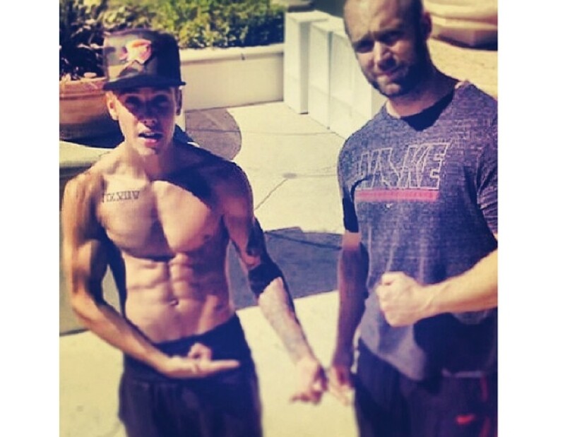 Octubre 2013: Justin compartió esta foto donde aparece junto a su entrenador, la cual sorprendió por su cada vez más musculosa figura.