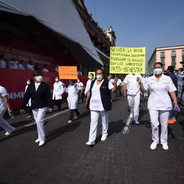 Protesta de trabajadores del sector Salud durante el desfile del Día del Trabajo en Xalapa, la cual fue encabezado por el gobernador Cuitláhuac García.