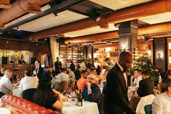 Foto general del restaurante Tatel en Valencia, con comensales en las mesas de manteles blancos.