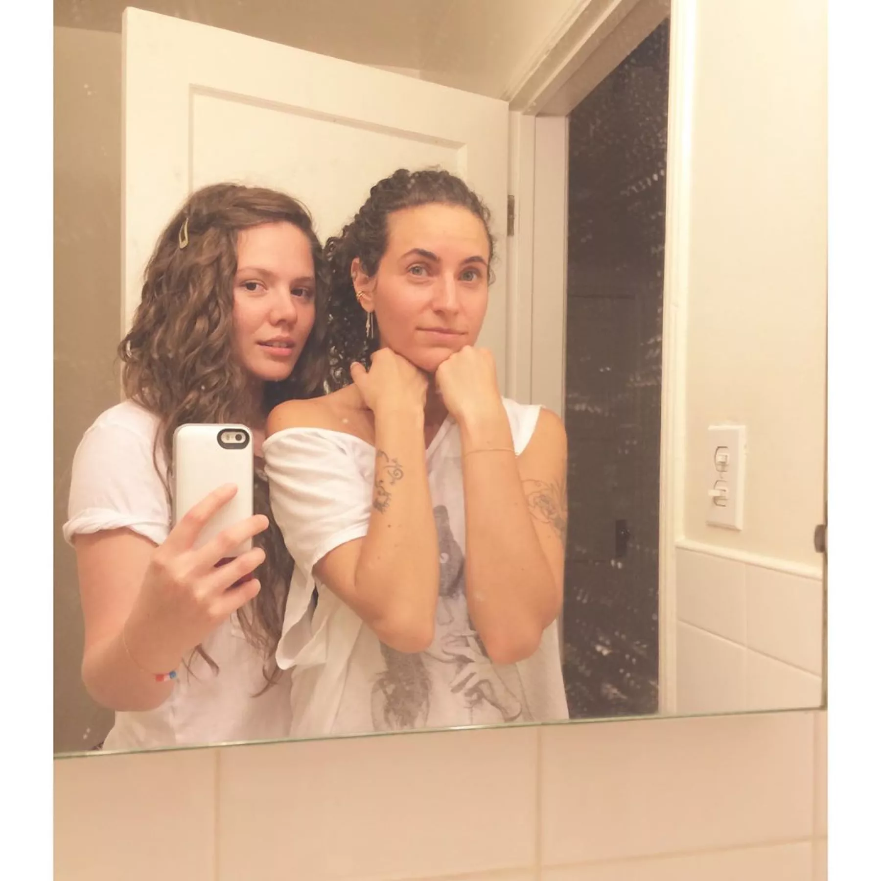 Joy Huerta y Diana Atri