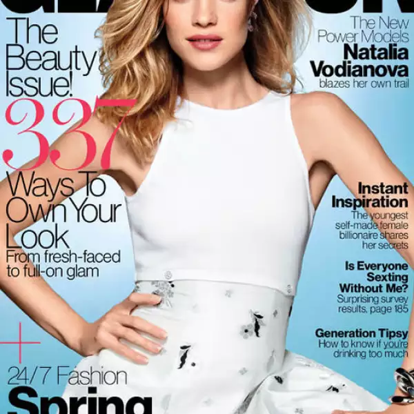 La mamá y modelo Natalia Vodianova, regresa a las portadas. Esta vez en Glamour, fotografiada por Patrick Demarchelier, usando un vestido blanco de Dior.