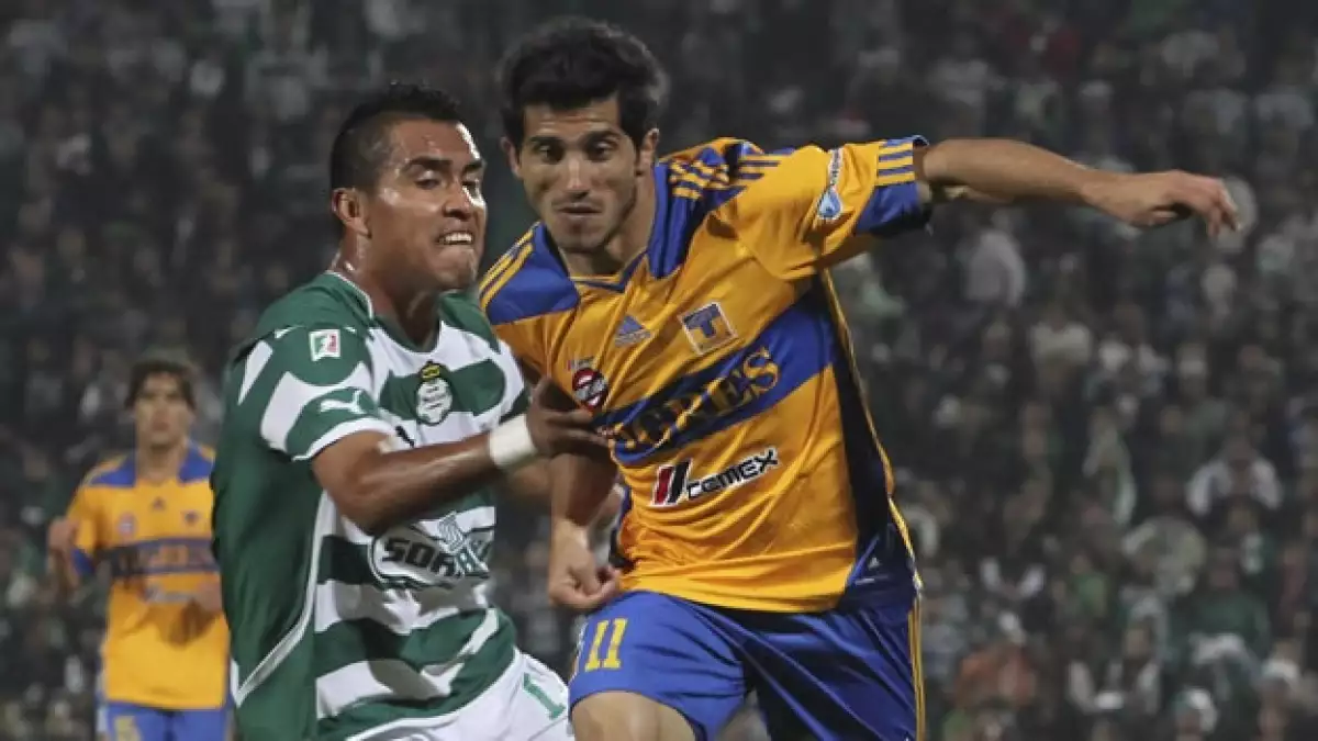 Damian Álvarez disputa un balón
