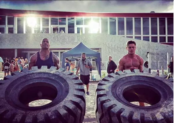 Zac y The Rock en una batalla de fuerza.