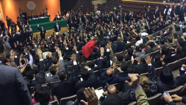 Los diputados aprobaron iniciar el debate de la minuta de reforma energética en una sede alterna, sin discutirla en comisiones.