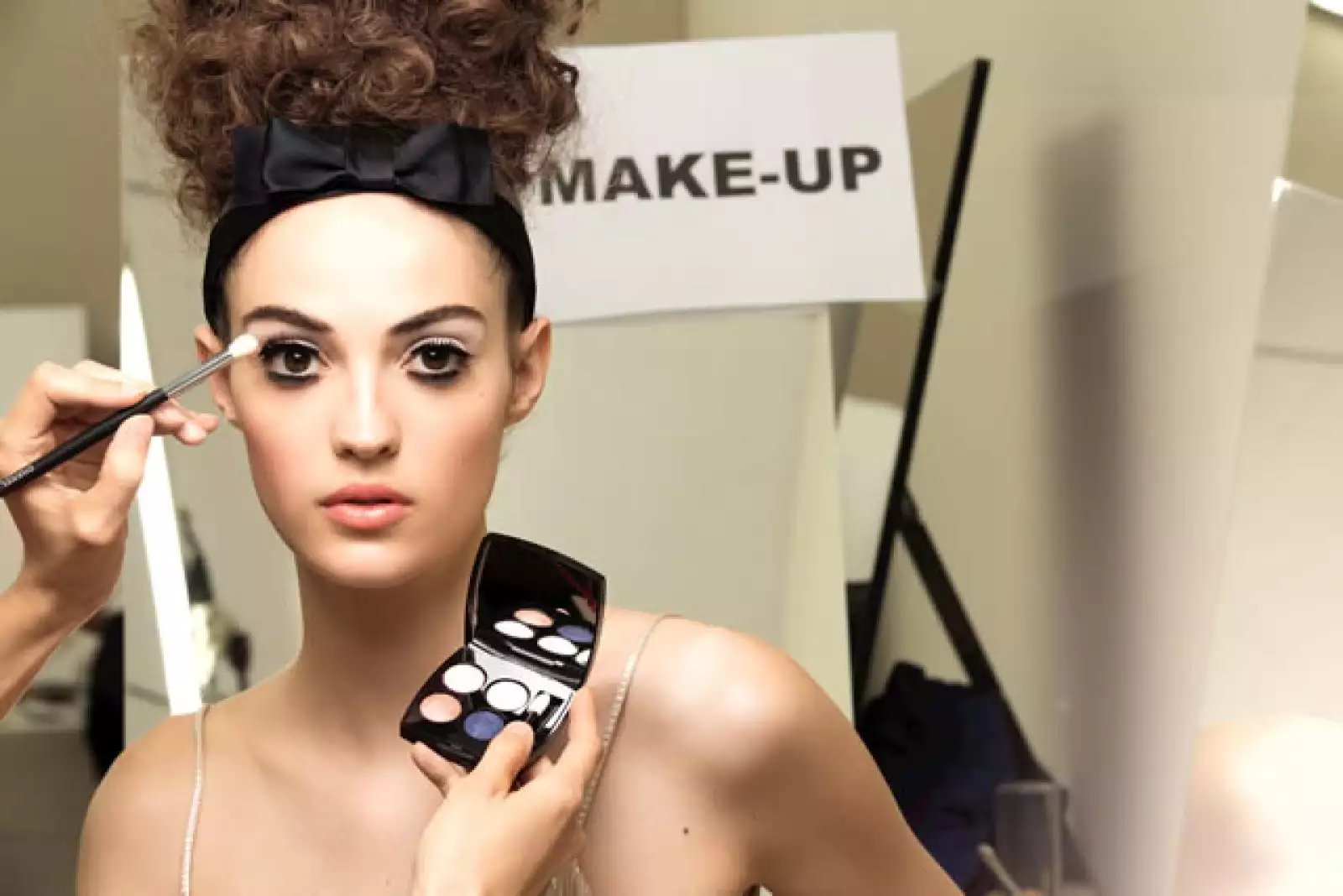 Tom Pecheux consiguió que las modelos parecieran modelos con pestañas eternas y ojos enormes.