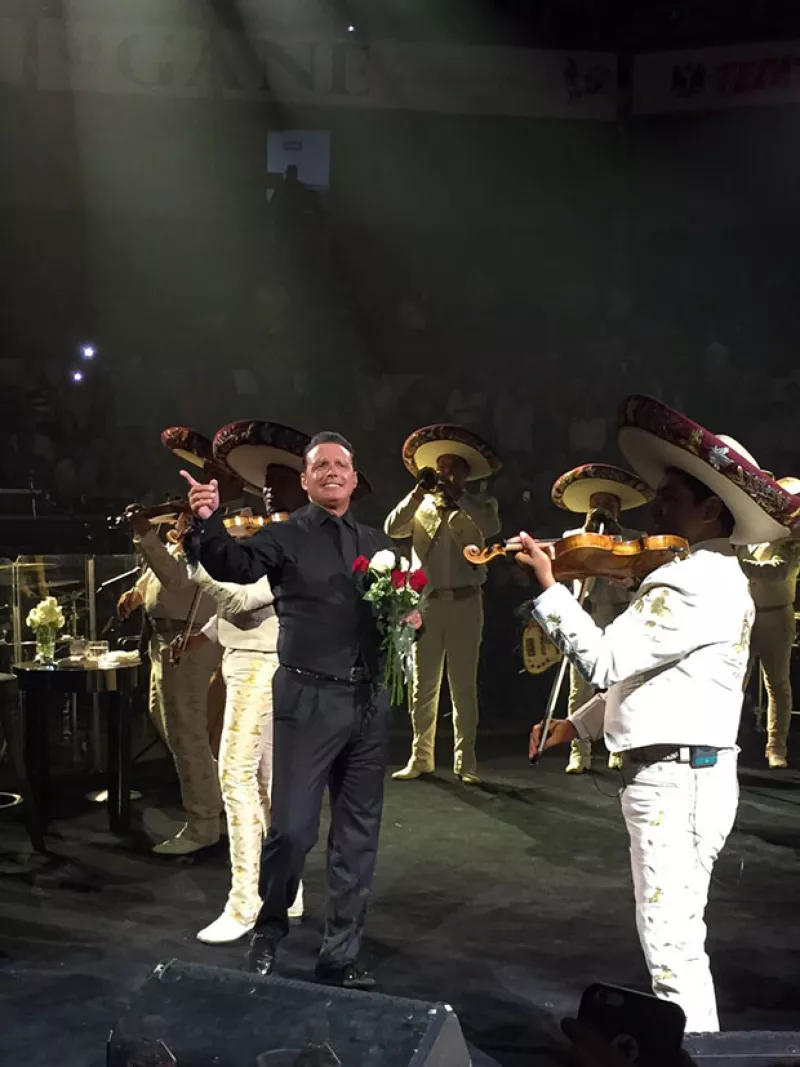 Entre ovaciones, flores, regalos y hasta con mordida de pastel, fue como “El sol” recibió su cumpleaños número 45 durante su segunda noche de concierto en Aguascalientes.