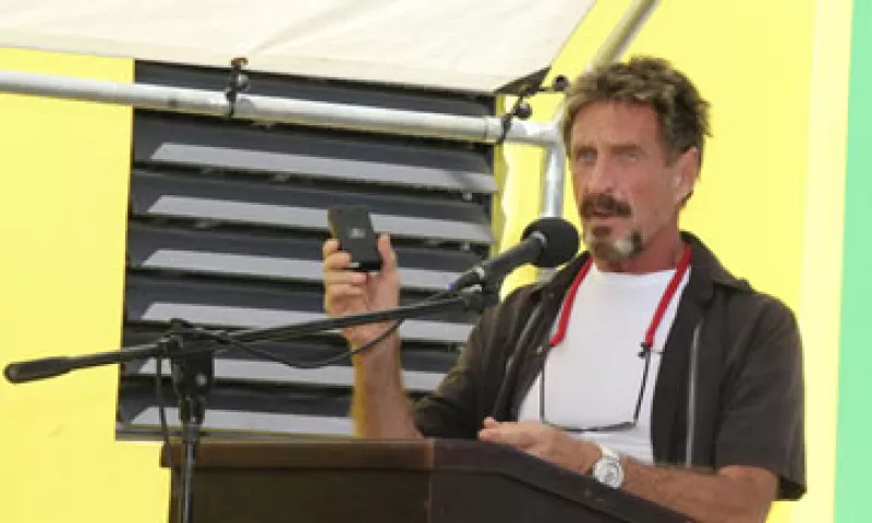 John  McAfee detalló que ha ennegrecido su rostro y los dientes, viste un sarape y ha fingido ser un vendedor de esculturas de madera. (Foto: AP)