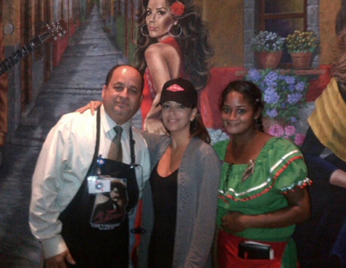 A través de Twitter la actriz publicó unas fotografías de la celebración. La estrella fue a un restaurante en San Antonio,Texas, junto con su familia.