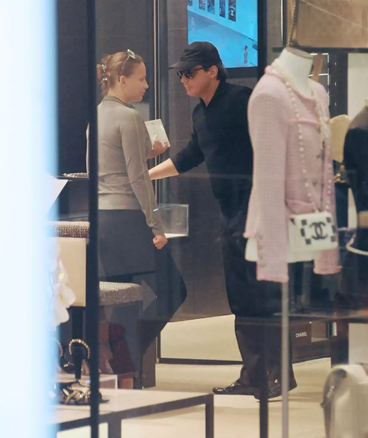 El calzado y la joyería llamaron la atención de la pareja.