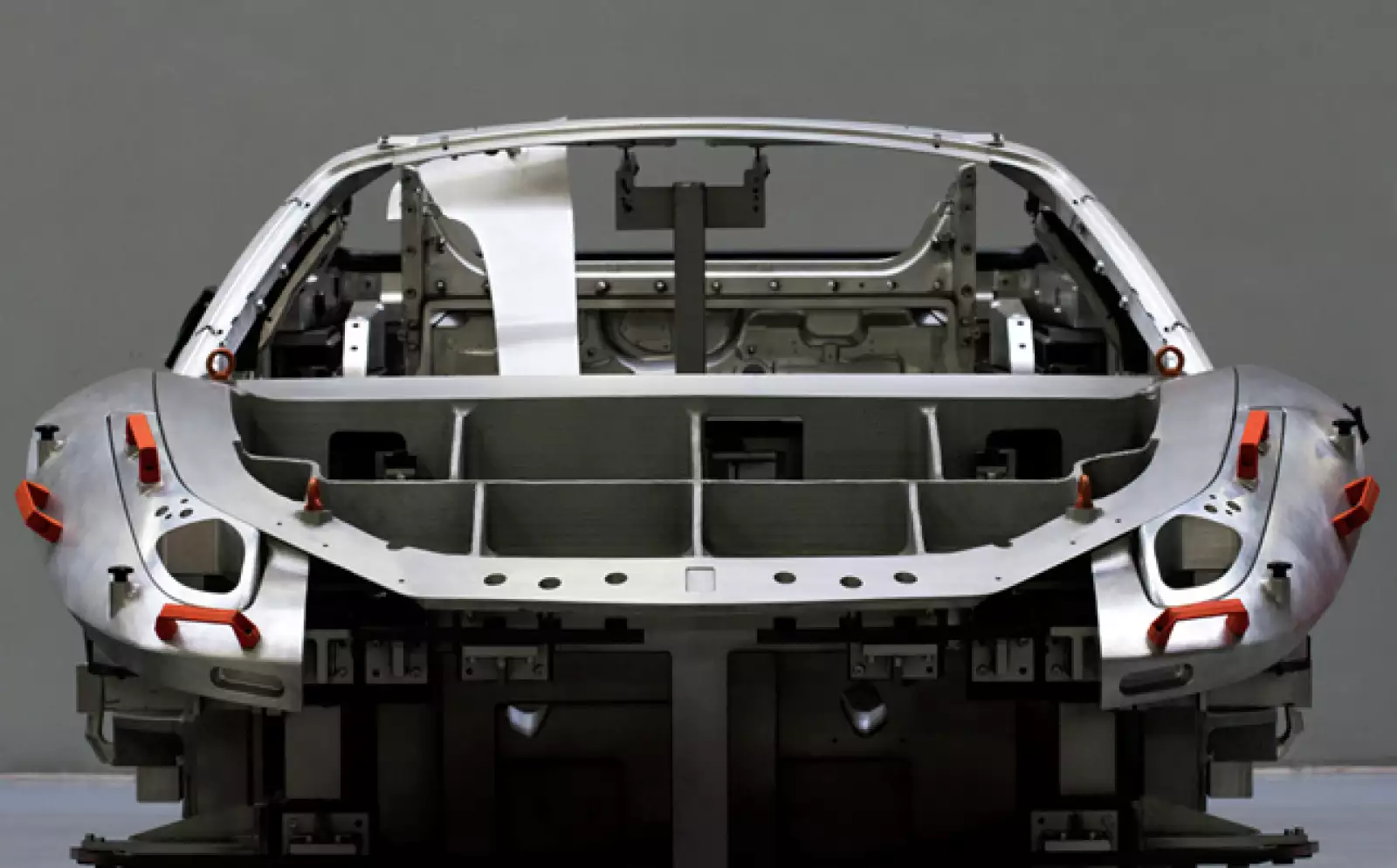 La prioridad de Don Enzo (conocido como Il Commendatore) era crear autos de competición. De eso modo, Maranello se convirtió en la sede del equipo de Fórmula 1 de Ferrari y en el hogar donde se fabrican los deportivos para competencias.