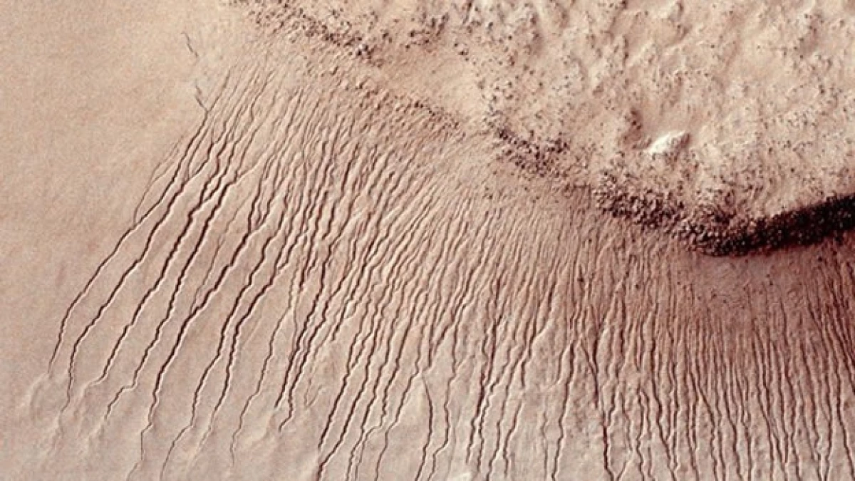 imagene de Marte que muestran flujos de agua líquida