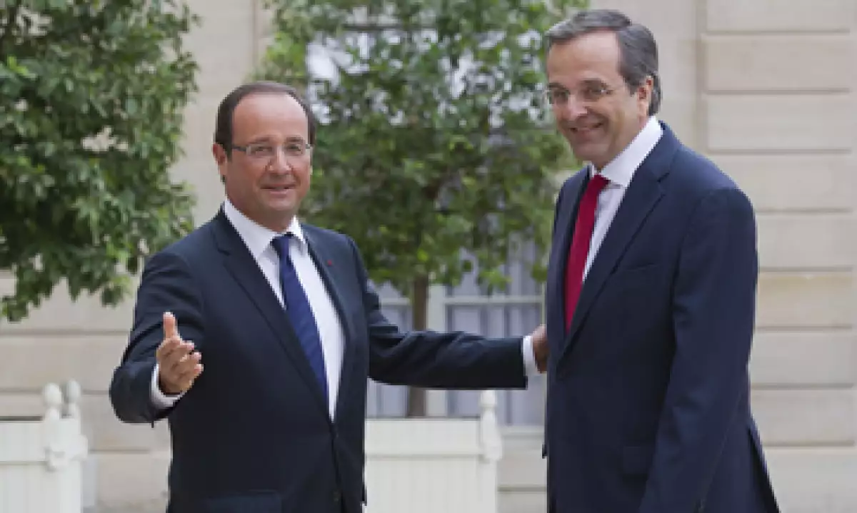 El presidente Hollande (i) reconoció ante el premier griego (d) el esfuerzo de la sociedad helena para enfrentar la crisis económica. (Foto: AP)