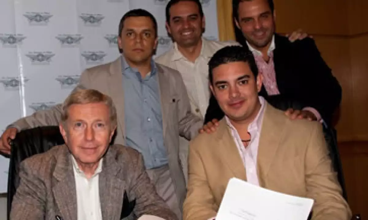 De izquierda a derecha, el CEO de Wingstop, James Flynn, José Luis Serrato, Marco Torres, Antonio Domínguez y José Francisco Cantú (sentado). (Foto: Cortesía Wingstop)