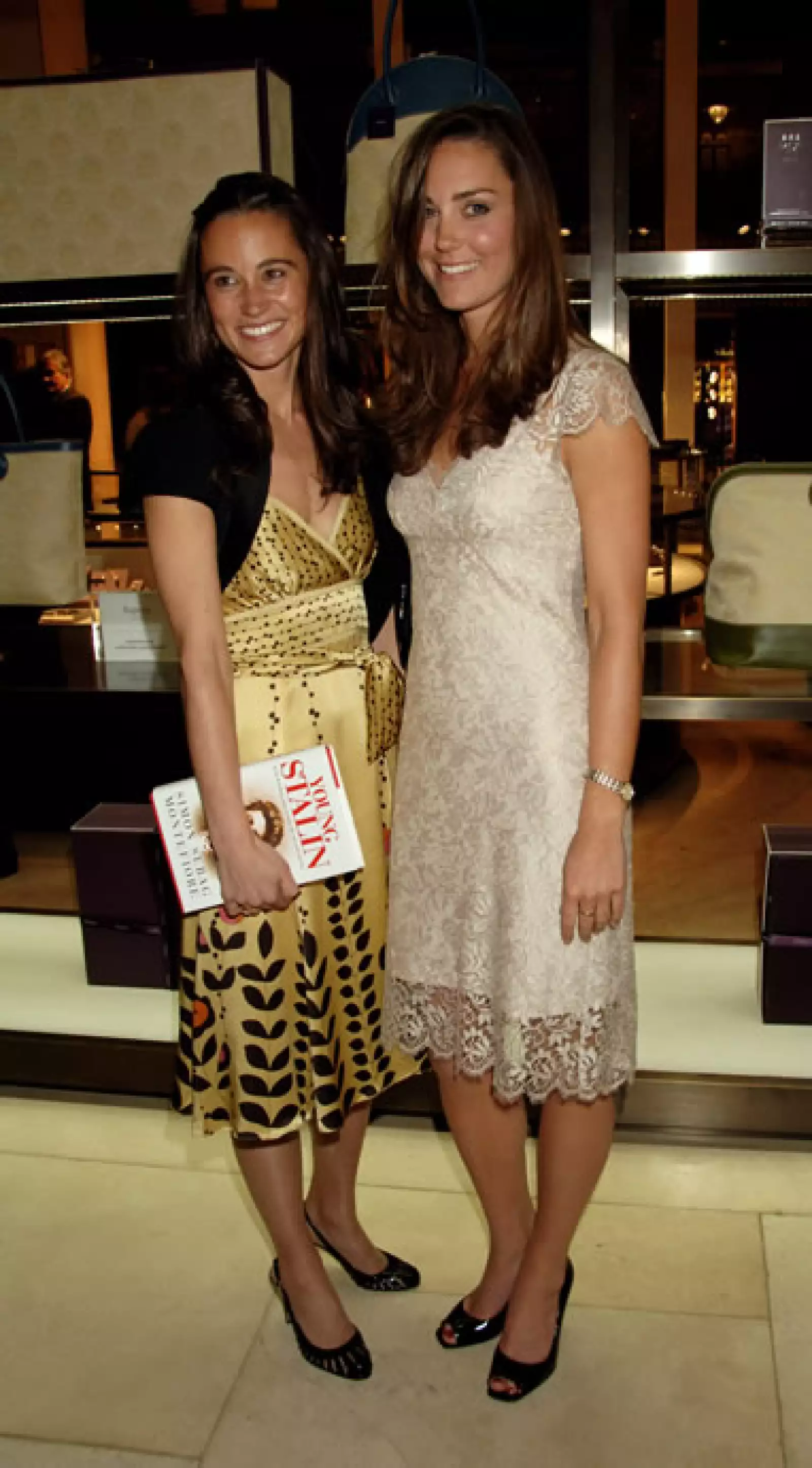 Con su hermana Pippa, otra de las fashionistas favoritas de Inglaterra.
