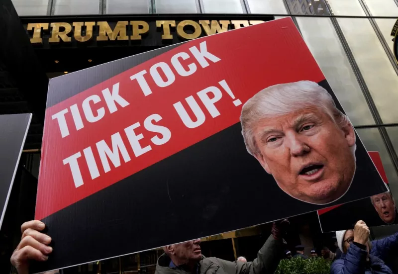 Los manifestantes se reúnen frente a la Torre Trump en Nueva York el 31 de marzo de 2023. 