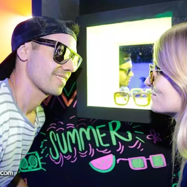 Aarón Mostow y Stephanie Conway