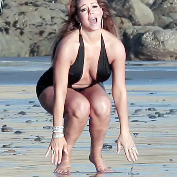 La cantante ha demostrado que su figura es una d elas más deseadas por los hombres, sin embargo a pesar de que su bikini es negro, la hace ver un poco pasada de peso.