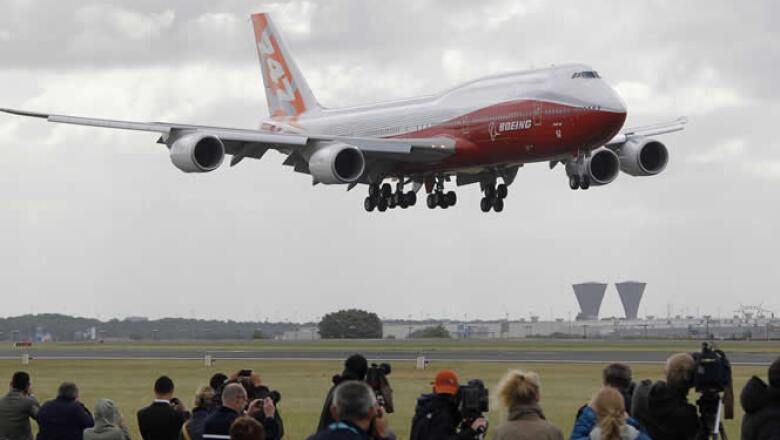 La aeronave aterriza en el aeropuerto de Le Bourget, en vísperas de la exposición que arrancó este lunes. Se trata del avión de pasajeros más largo del mundo y tiene 51 asientos, más que el modelo 747.