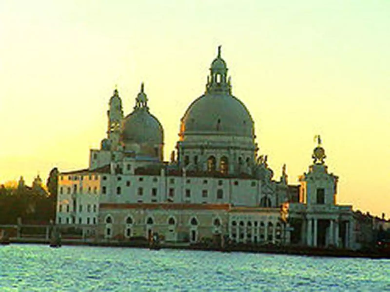 Venecia es considerado el segundo lugar más romántico del mundo, después de Paris. Está situada sobre un conjunto de islas que se extiende en una laguna homónima pantanosa en el mar Adriático, en el nordeste de Italia.