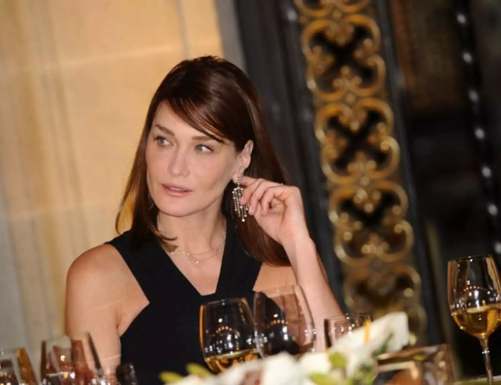 Un tanto aburrida y sin nadie con quién platicar, la ex modelo se tocó las orejas mostrando un cierto dejo de hartazgo.