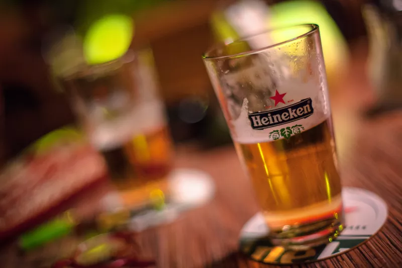 Heineken anuncia que se retira de Rusia por guerra en Ucrania