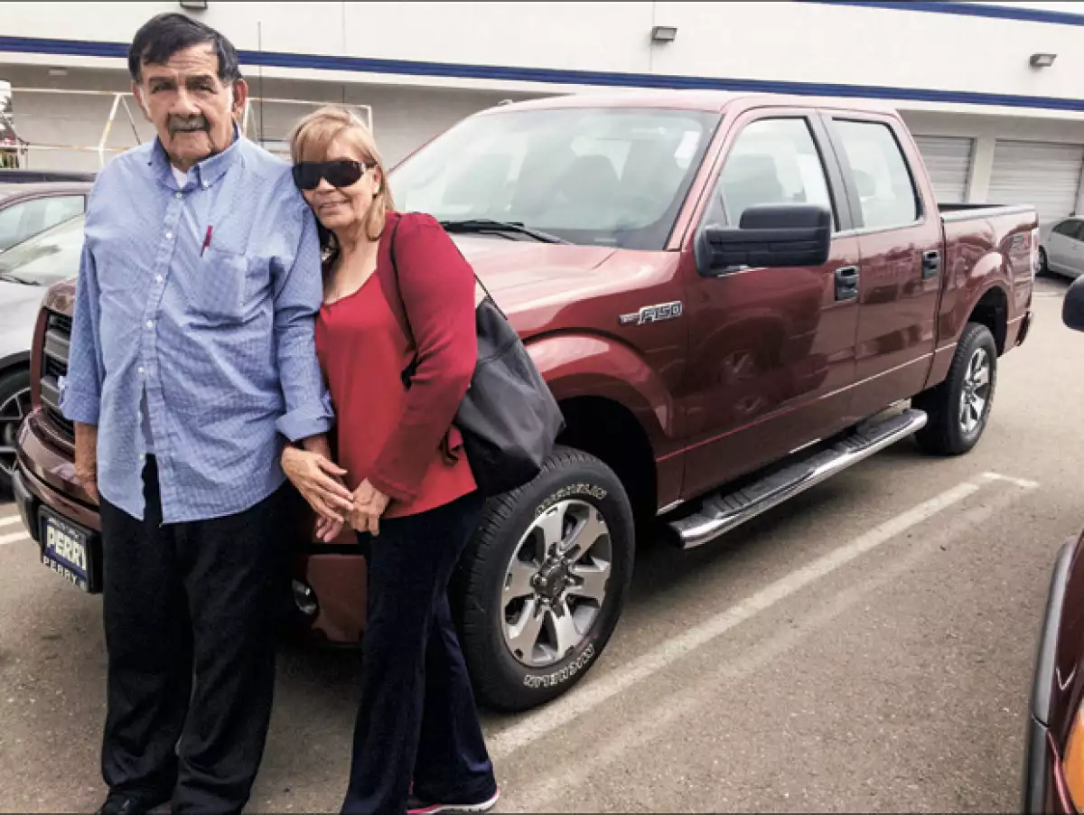 Los padres de Rafa posan orgullosos con el regalo que el actor le hizo a su papá después de su operación.