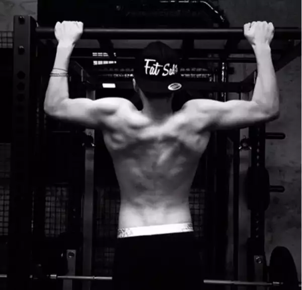 Brooklyn presumió su musculoso cuerpo en Instagram.
